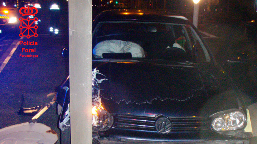 El coche que conducía el joven de 23 años borracho y que se ha estampado contra una señal de tráfico. POLICÍA FORAL