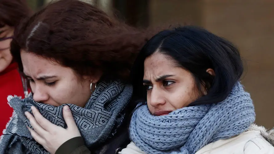 Dos mujeres se protegen del frío en una jornada donde la Agencia Estatal de Meteorología anuncia en Navarra un descenso de las temperaturas EFE