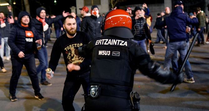 Un ertzaina interviene durante los incidentes con ultras del pasado jueves en Bilbao