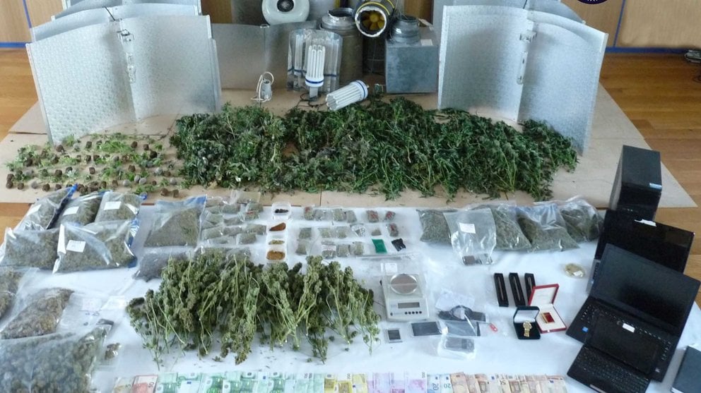 La Policía Foral y Policía Municipal de Pamplona se han incautado de más de 5 kilos de marihuana en varios pisos en Buztintxuri y Barañain CEDIDA 1