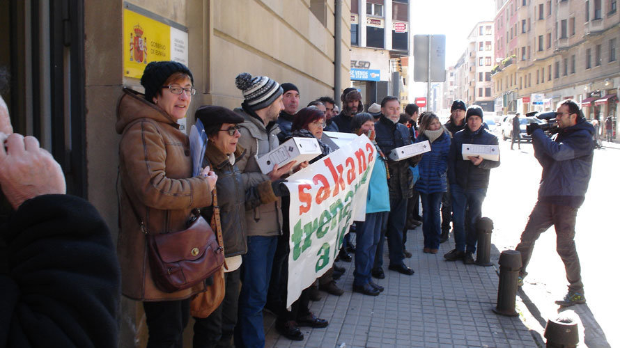 Vecinos de Sakana se concentran en la Delegación del Gobierno en Navarra contra el proyecto del Tren de Alta Velocidad. CEDIDA