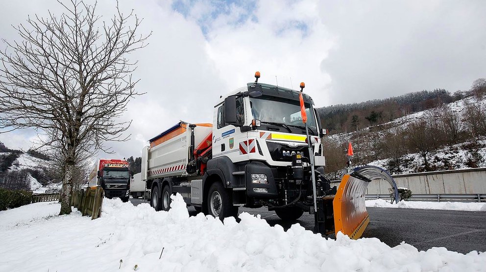 GRA279. SAN SEBASTIAN, 15/02/2016.- Un camión quitanieves ircula por la autovía A-15 que une Gipuzkoa con Navarra, que ha permanecido cortada por nieve a primera hora de la mañana. EFE/GORKA ESTRADA.