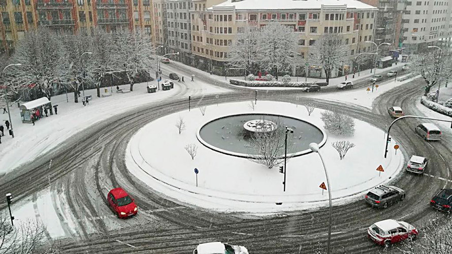 Vista de la plaza Príncipe de Viana cubierta por la nieve en Pamplona.