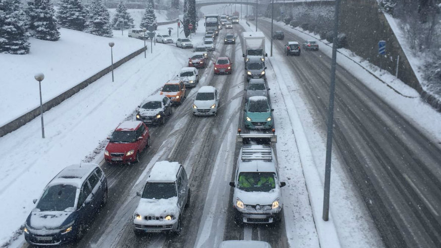 Retenciones de coches en la entrada a Pamplona por Zizur debido a la nevada NAVARRACOM