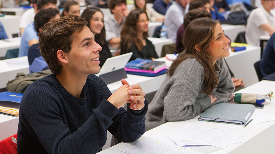 Alumnos de la Universidad de Navarra durante una clase