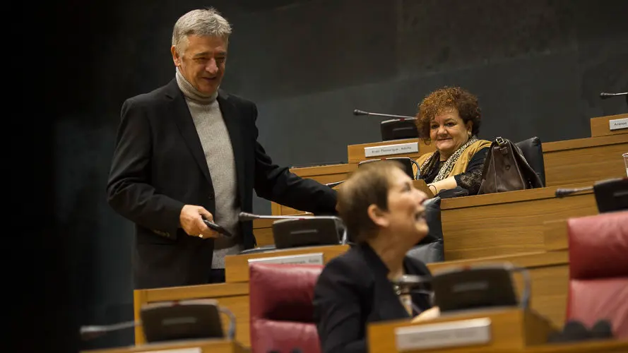 Koldo Martínez junto a Consuelo Satrústegui, miran a la Presidenta del Gobierno de Navarra. PABLO LASAOSA