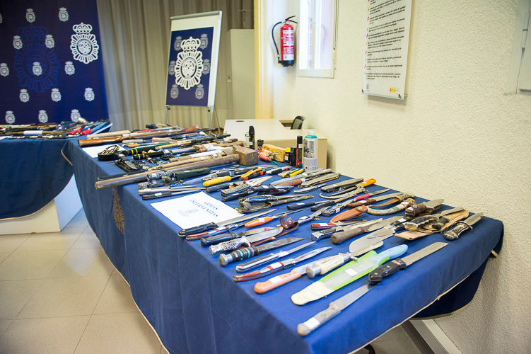 La Policía Nacional informa de las más de 600 armas prohibidas intervenidas en Navarra fruto de la prevención de seguridad ciudadana en la vía pública. PABLO LASAOSA 03