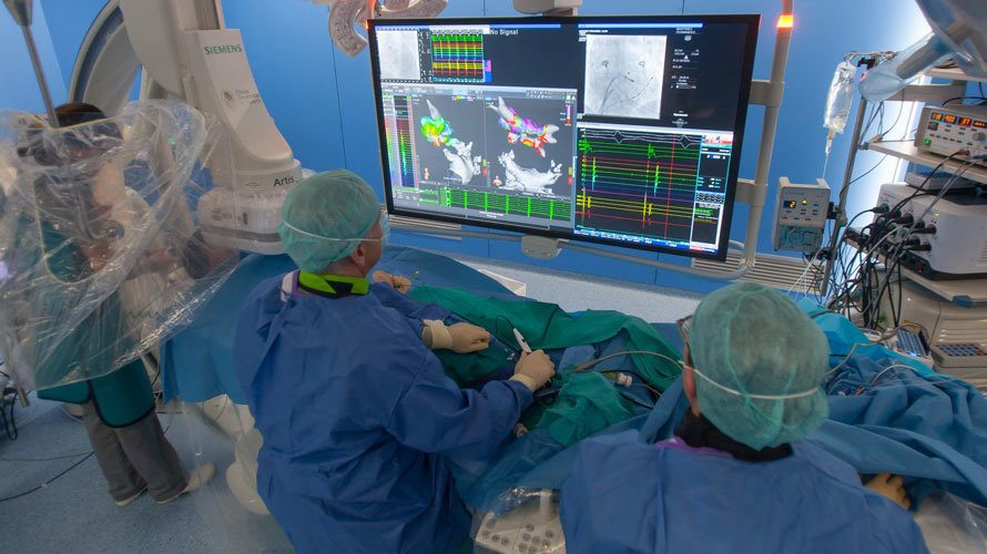 Los doctores Ignacio García Bolao y Gabriel Ballesteros durante el procedimiento de ablación para tratar la fibrilación auricular con el nuevo catéter. CEDIDA