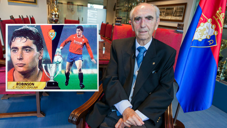 Una imagen de Fermín Ezcurra junto a un cromo de Michael Robinson durante su época en Osasuna