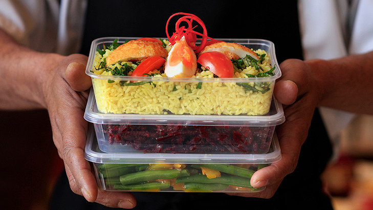 Imagen de varios tupper con la comida sobrante entregada a los clientes de un restaurante para que pueda ser aprovechada ARCHIVO