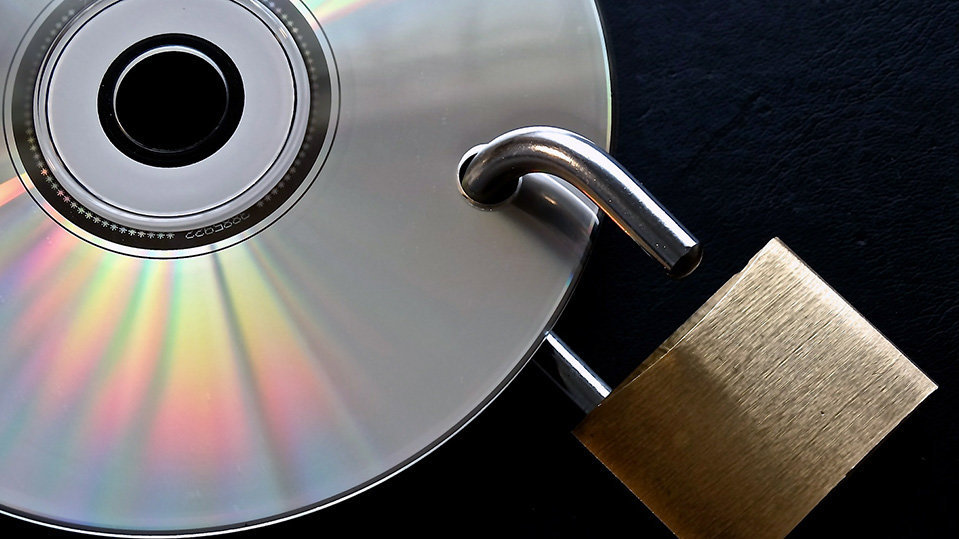 Un candado simula la dificultad para acceder a datos de un disco CD