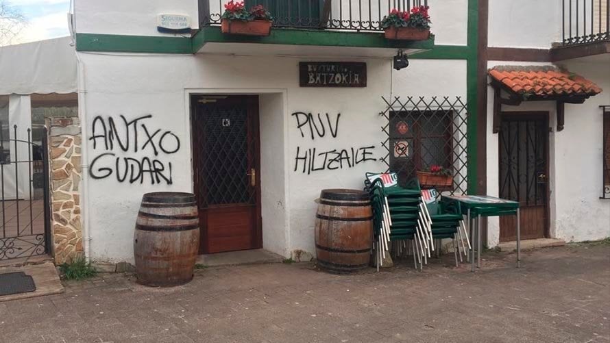 Pintadas en las sedes del PNV de Bilbao por la muerte del etarra Xabier Rey PNV