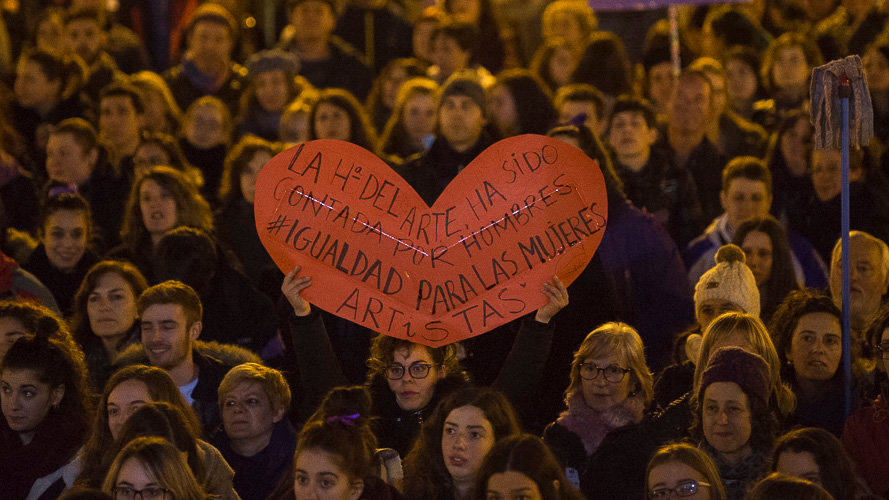 Manifestación feminista recorre las calles de Pamplona. PABLO LASAOSA 28
