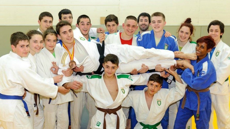Judokas del club Anaitasuna sostienen a Eduardo López.