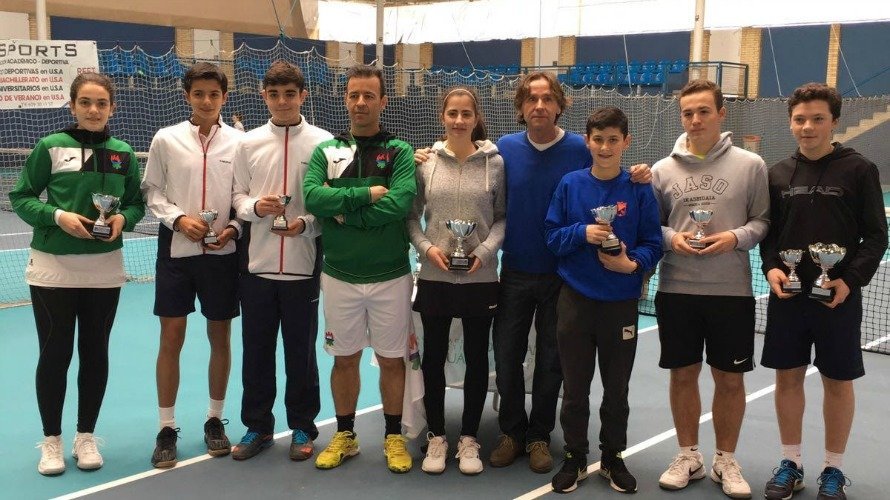 Participantes en el torneo cadete de tenis.