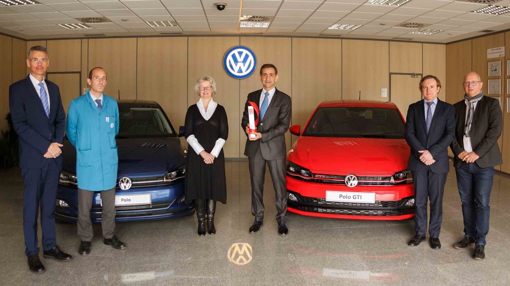 El presidente de Volkswagen Navarra, Emilio Sáenz, sostiene, en el centro de la imagen, el premio Best Cars 2018