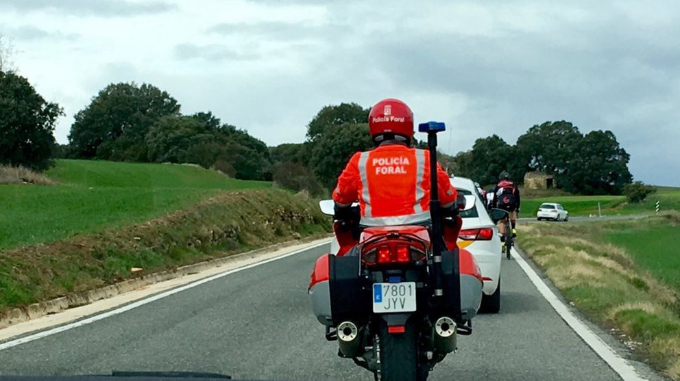 Un motorista de la Policía Foral POLICÍA FORAL