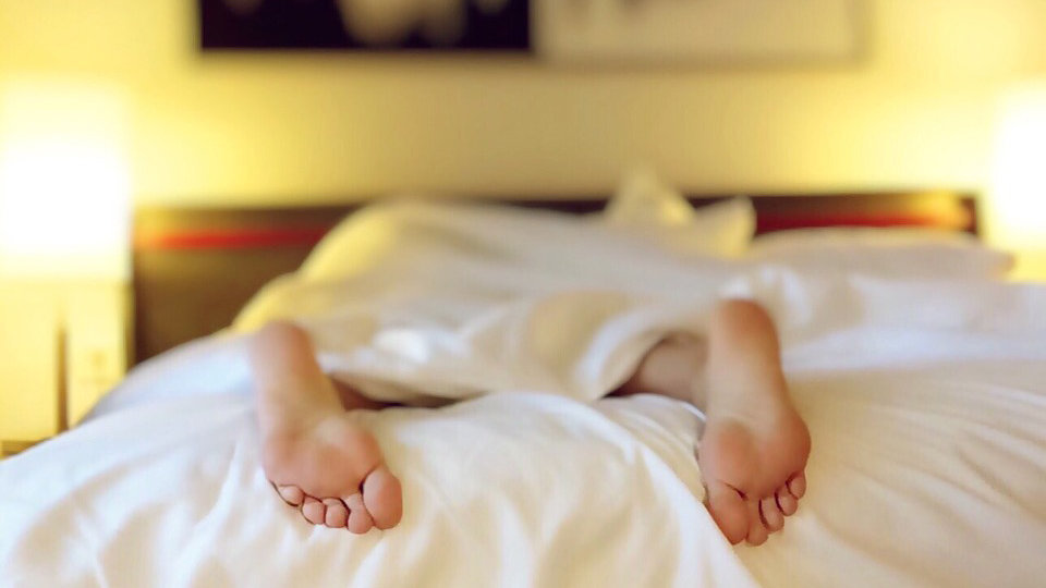 Imagen de una persona durmiendo en una cama ARCHIVO