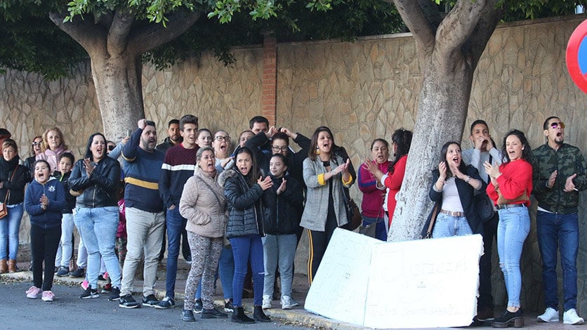 Vecinos  en laComandancia de la Guardia Civl en Almeria pidiendo justicia para Gabriel