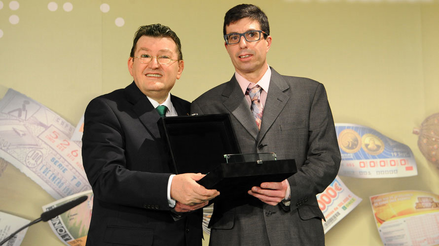 Pablo Daniel García recoge el galardón que lo acredita como mejor vendedor de la ONCE en Navarra. CEDIDA