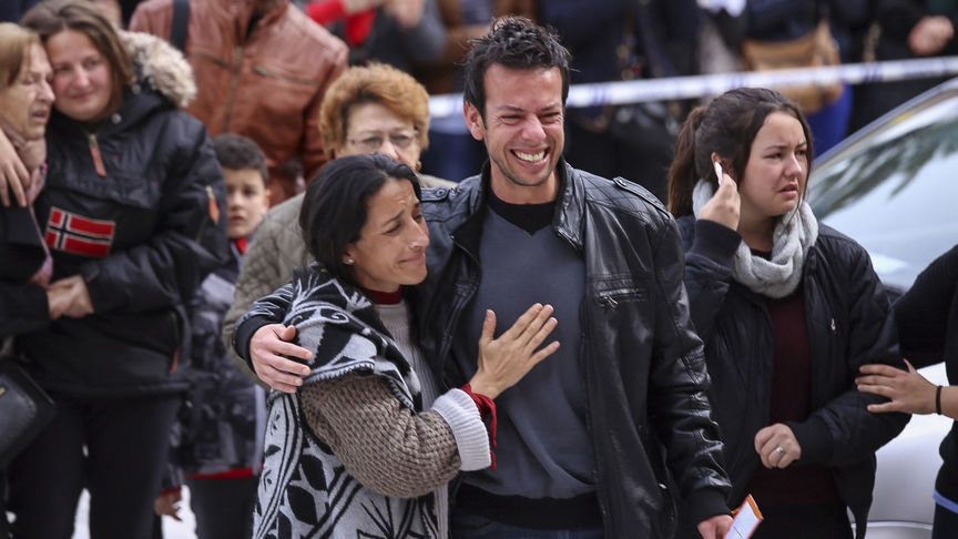 Imagen de los padres de Gabriel, Angél Cruz y Patricia Ramírez, tras el funeral de su hijo en Almería, rodeados de miles de personas que les han transmitido su apoyo EL ESPAÑOL 3