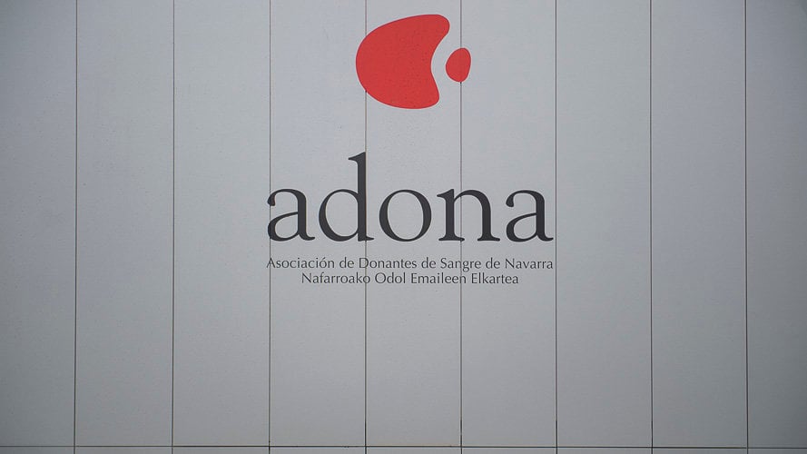 Logotipo de ADONA en el CHN. PABLO LASAOSA 16