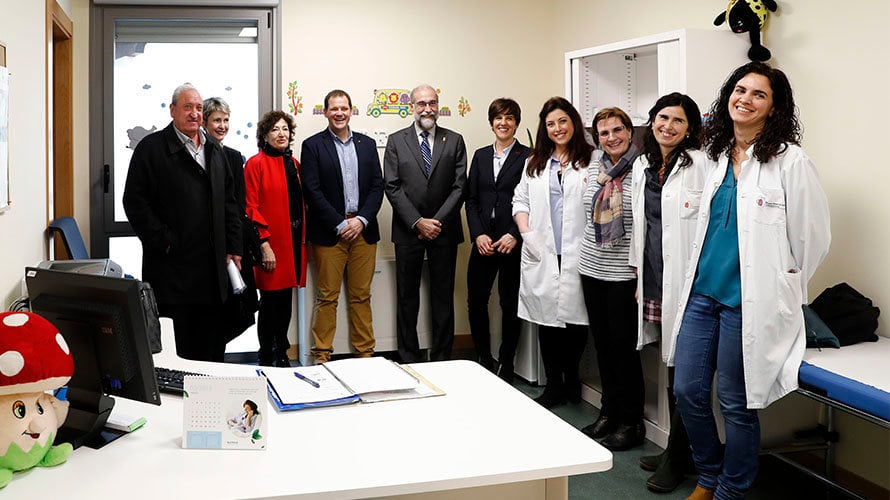 El consejero Domínguez en la nueva consulta de pediatria en Ayegui, con el alcalde, Juan María Yanci, la gerente del Area de Salud de Estella y las trabajadoras del centro