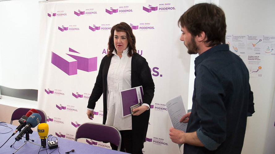 Los parlamentarios de Podemos Ainhoa Aznárez y Mikel Buil ofrecen una rueda de prensa. PABLO LASAOSA 01