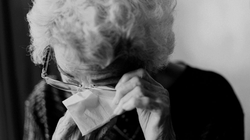Una abuela se seca las lágrimas ARCHIVO