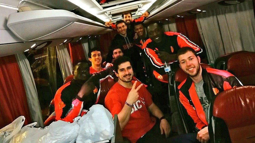 Los jugadores del Basket Navarra vuelven en autobús desde Alicante.