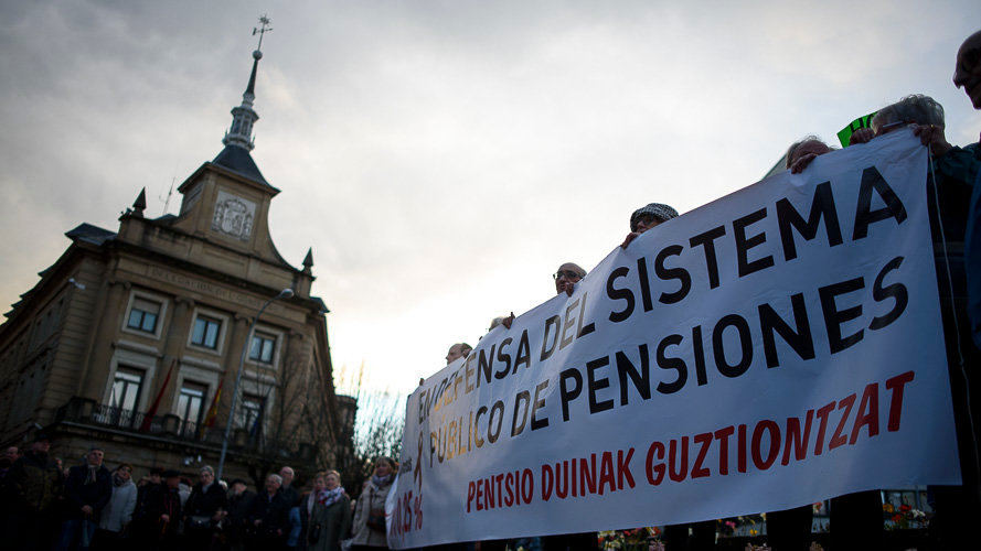 Manifestación en defensa de unas pensiones _dignas_, convocada por Mayores contra la Crisis y la Coordinadora Navarra por la Defensa del Sistema Público de Pensiones. PABLO LASAOSA 15