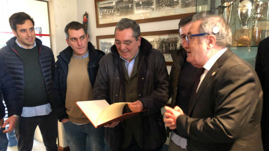 Luis Sabalza entrega el libro de condolencias a la famila de Ezcurra. Twitter Osasuna.