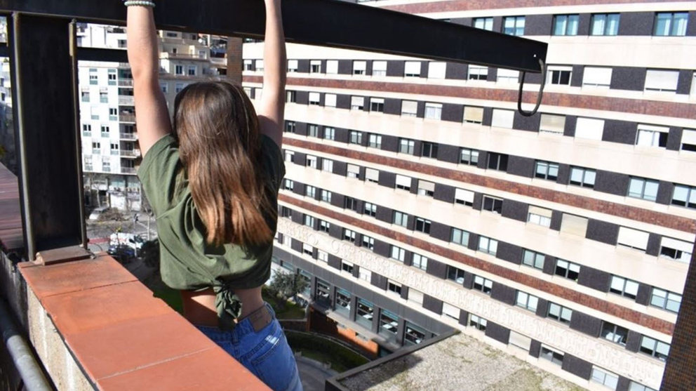 Una chica se cuelga de una azotea para sacarse una foto EUROPA PRESS