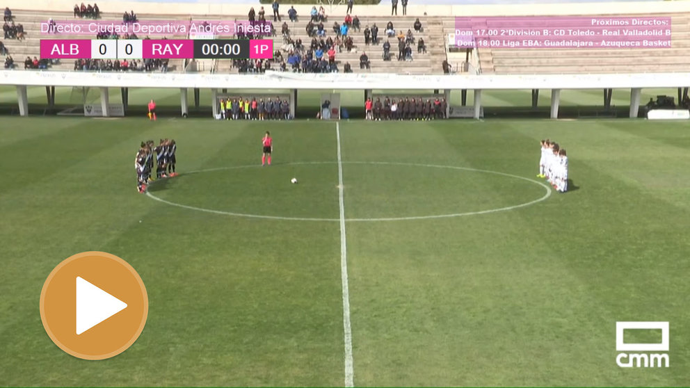 Imagen del minuto de silencio que jugadoras del Rayo Vallecano y del Albacete intentaron hacer y la colegiada impidió. NAVARRA.COM