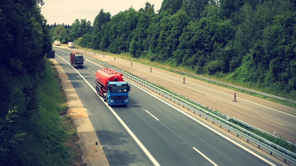Imagen de varios camiones circulando por una autopista ARCHIVO