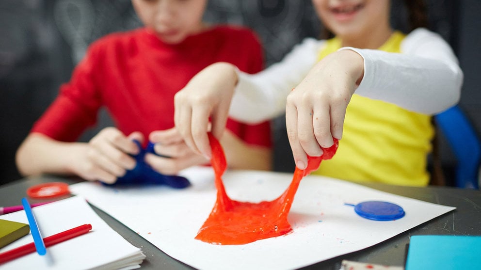Varios niños juegan con una plastilina de pasta de modelaje casera slime Foto GOBIERNO DE NAVARRA