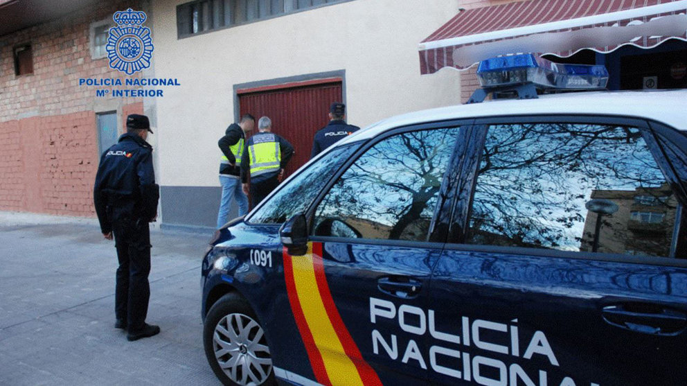 Imagen de la Policía Nacional en la detención de dos personas por robos en tiendas del centro de Pamplona. POLICÍA NACIONAL