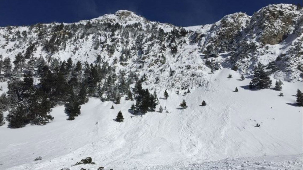 Imagen facilitada por los bomberos de la Generalitat del alud que ha dejado dos esquiadores muertos en el Valle de Arán TWITTER