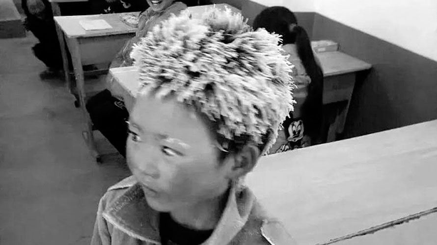 La imagen de Wang, el niño que sobrecogió al mundo tras andar kilómetros a temperaturas heladoras para ir al colegio. SINA WEIBO