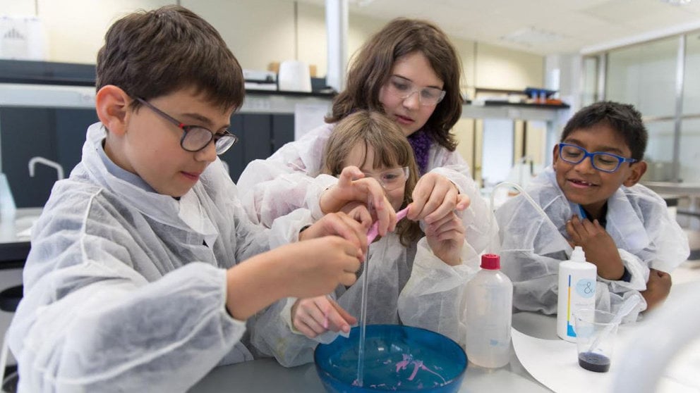Niños que participan en Kimikarin Lab, el laboratorio de Ciencia divertida que tiene lugar dos viernes al mes entre febrero y junio en la Universidad de Navarra CEDIDA
