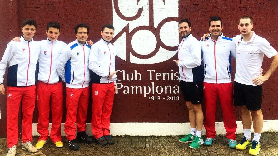 Deportistas del equipo club de tenis Pamplona.