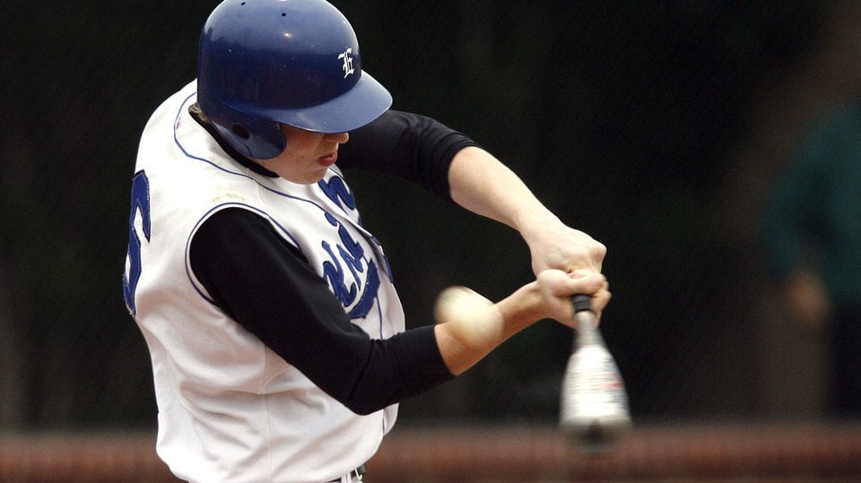 Imagen de un jugador de beisbol bateando una pelota ARCHIVO