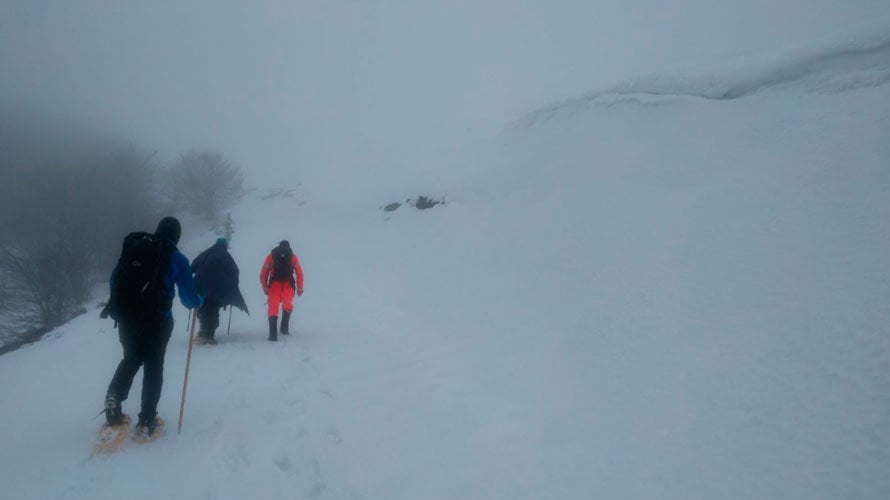 Dos peregrinos escoceses han sido rescatados por los bomberos tras quedar atrapados por la nieve en un refugio navarro. BOMBEROS DE NAVARRA