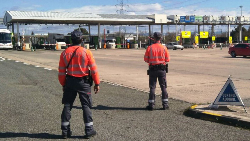 Una patrulla de la Policía Foral realiza un control de alcoholemia en el peaje de la autopista AP15 a la altura de Marcilla POLICÍA FORAL