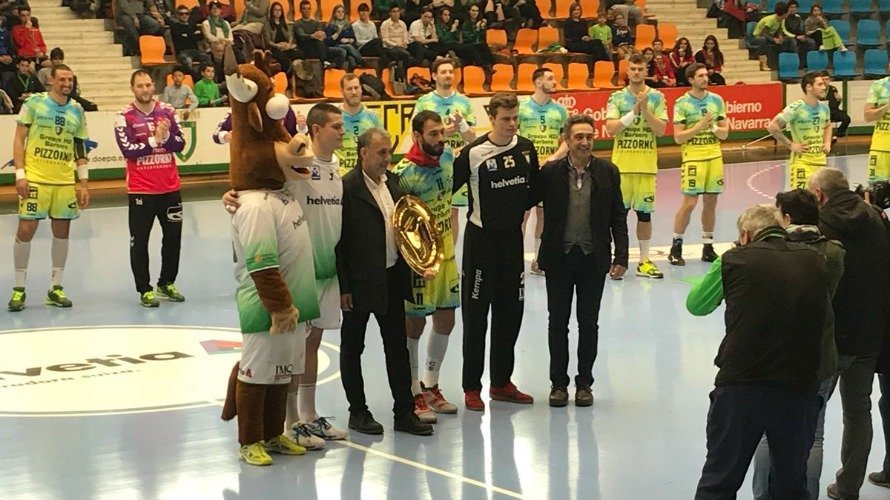 Homenaje antes del partido de la Copa EHF. Twitter Anaitasuna.