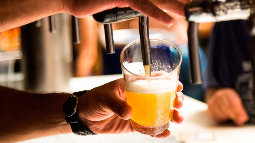 Un camarero tira una caña de cerveza en un bar. ARCHIVO
