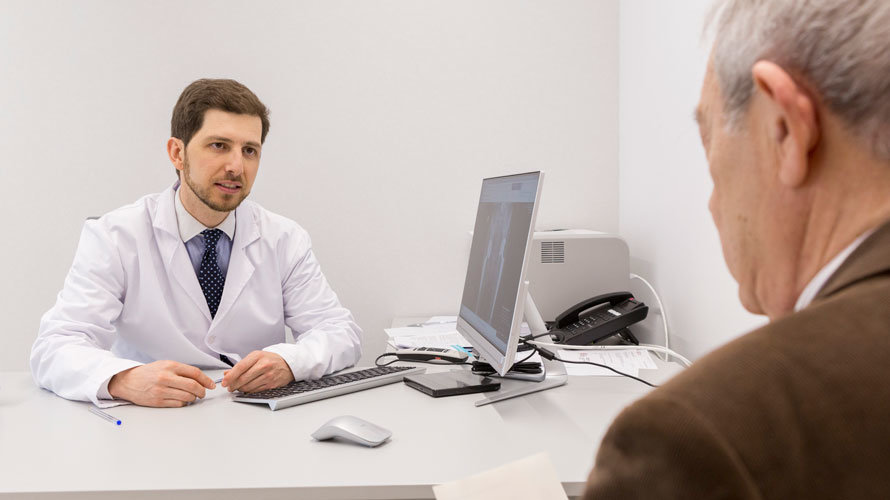 El Dr. Juan Ramón Prieto con el paciente José Manuel M. durante una revisión. CEDIDA