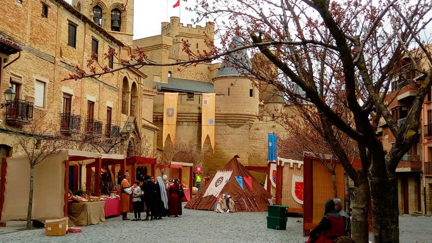 La plaza Carlos III el Noble de Olite decorada con un mercado medieval para la grabación de un programa de Masterchef. NAVARRACOM