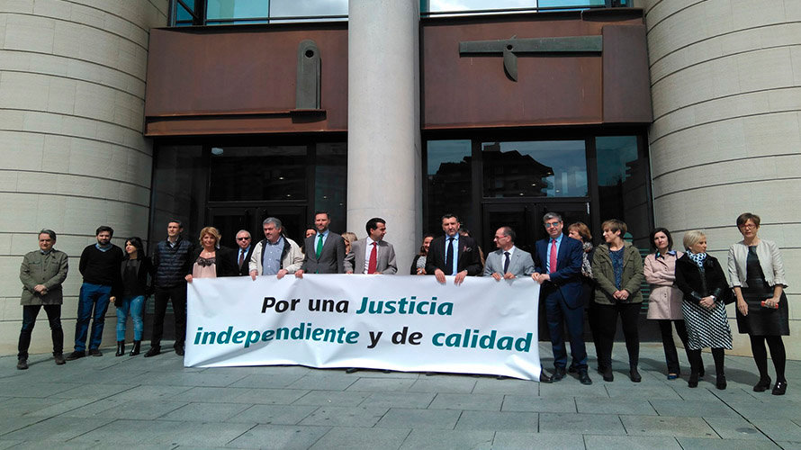 Concentración de jueces en el Palacio de Justicia de Pamplona