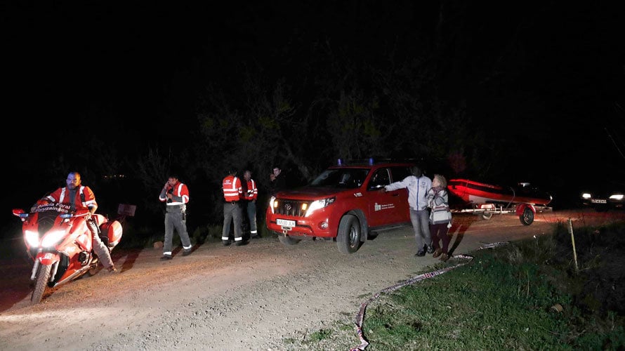 Efectivos de Bomberos de Navarra y Policía Foral en la búsqueda del hombre desaparecido tras caer un coche al Ebro entre Lodosa y Sartaguda EFE Jesús Diges.